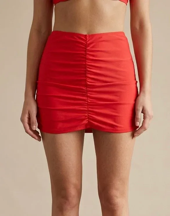 Червона спідниця під купальник
