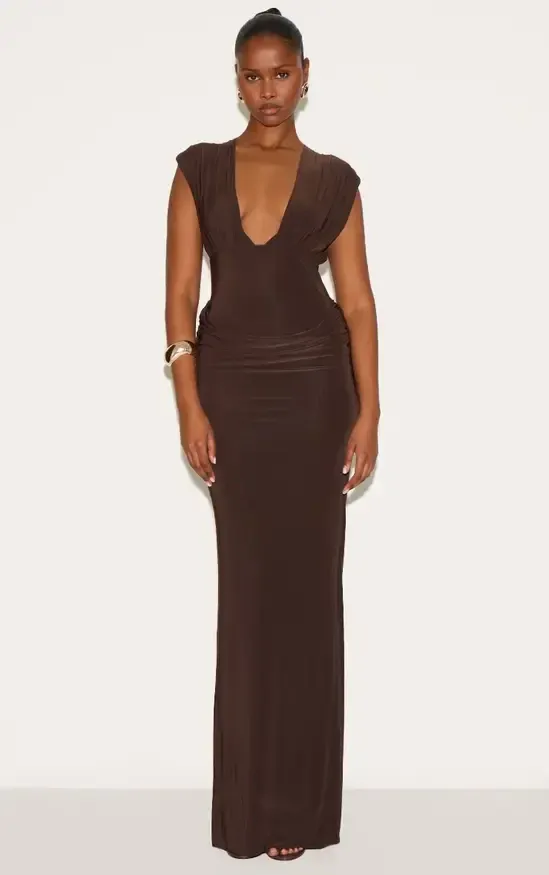 Довга коричнева сукня з глибоким V-вирізом — фото 2